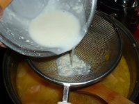 牛乳で溶いた小麦粉を入れます